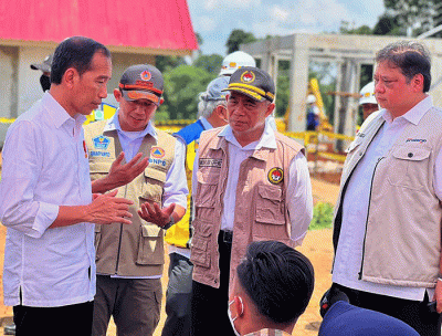 Presiden Joko Widodo saat meninjau langsung progres pembangunan rumah tahan gempa di Desa Sirnagalih, Kecamatan Cilaku, Kabupaten Cianjur, Senin (5/12/2022).