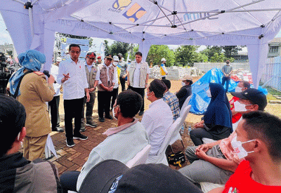 Presiden Joko Widodo saat meninjau langsung progres pembangunan rumah tahan gempa di Desa Sirnagalih, Kecamatan Cilaku, Kabupaten Cianjur, Senin (5/12/2022).