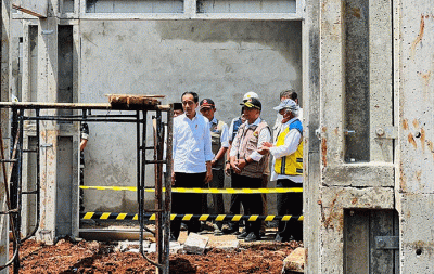 Presiden Joko Widodo saat meninjau langsung progres pembangunan rumah tahan gempa di Desa Sirnagalih, Kecamatan Cilaku, Kabupaten Cianjur, Senin (5/12/2022).