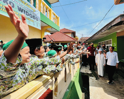 Presiden Joko Widodo saat meninjau langsung progres pembangunan rumah tahan gempa di Desa Sirnagalih, Kecamatan Cilaku, Kabupaten Cianjur, Senin (5/12/2022).