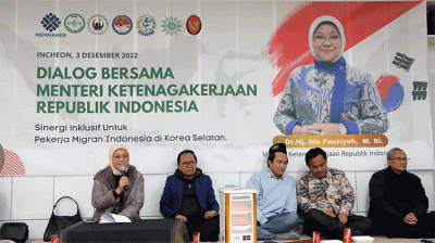 Menteri Ketenagakerjaan Ida Fauziyah berdialog dengan Pekerja Migran Indonesia (PMI) Di sela-sela kunjungan kerja di Korea Selatan, Sabtu (3/12/2022).