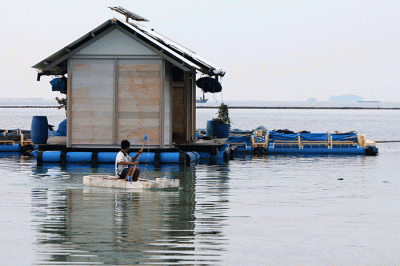Pengepul ikan dan pembudidaya ikan keramba apung menunjukkan ikan di kawasan Pulau Panggang, Kepulauan Seribu Utara, Provinsi DKI Jakarta, Senin (5/12/2022).