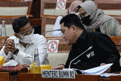Menteri BUMN Erick Thohir (tengah) mengikuti Rapat Kerja dengan Komisi VI DPR RI di gedung Parlemen, Jakarta, Senin (5/12/2022).