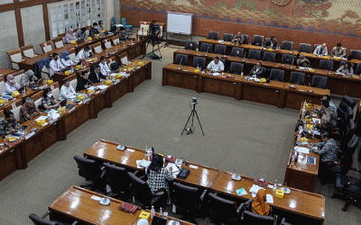 Menteri BUMN Erick Thohir (tengah) mengikuti Rapat Kerja dengan Komisi VI DPR RI di gedung Parlemen, Jakarta, Senin (5/12/2022).