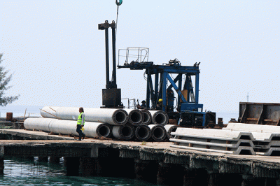 Aktivitas revitalisasi Dermaga Pelabuhan Perhubungan di Pulau Pramuka, Kepulauan Seribu Utara, Provinsi DKI Jakarta, Senin (5/12/2022).