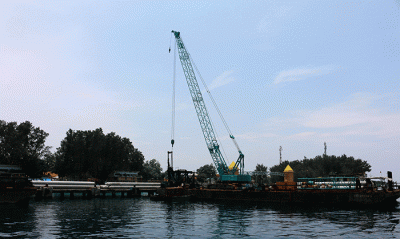 Aktivitas revitalisasi Dermaga Pelabuhan Perhubungan di Pulau Pramuka, Kepulauan Seribu Utara, Provinsi DKI Jakarta, Senin (5/12/2022).