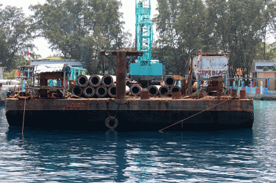 Aktivitas revitalisasi Dermaga Pelabuhan Perhubungan di Pulau Pramuka, Kepulauan Seribu Utara, Provinsi DKI Jakarta, Senin (5/12/2022).