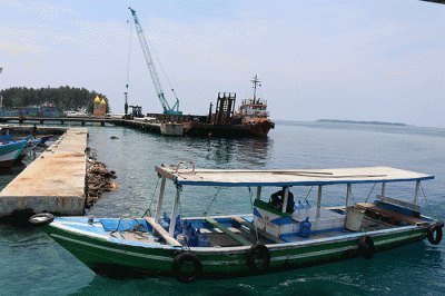Aktivitas revitalisasi Dermaga Pelabuhan Perhubungan di Pulau Pramuka, Kepulauan Seribu Utara, Provinsi DKI Jakarta, Senin (5/12/2022).