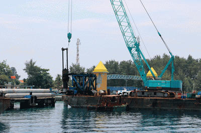 Aktivitas revitalisasi Dermaga Pelabuhan Perhubungan di Pulau Pramuka, Kepulauan Seribu Utara, Provinsi DKI Jakarta, Senin (5/12/2022).