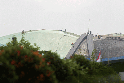 Sejumlah pekerja saat menyelesaikan perbaikan atap Gedung Nusantara DPR atau Gedung Kura-Kura di Kompleks Parlemen, Senayan, Jakarta, Selasa (6/12/2022).
