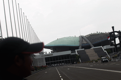 Sejumlah pekerja saat menyelesaikan perbaikan atap Gedung Nusantara DPR atau Gedung Kura-Kura di Kompleks Parlemen, Senayan, Jakarta, Selasa (6/12/2022).
