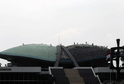 Sejumlah pekerja saat menyelesaikan perbaikan atap Gedung Nusantara DPR atau Gedung Kura-Kura di Kompleks Parlemen, Senayan, Jakarta, Selasa (6/12/2022).