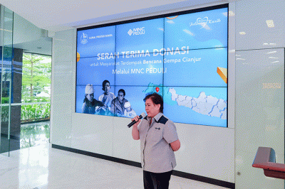 Bendahara Umum MNC Peduli Stien M. Schouten menerima donasi dari Global Prestasi School untuk disalurkan guna memenuhi kebutuhan masyarakat Cianjur.