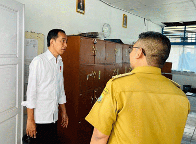 Di luar agenda yang telah ditentukan, Presiden Joko Widodo meninjau SMP Negeri 1 Warungkondang, Kabupaten Cianjur, Jawa Barat, Senin (5/12/2022).