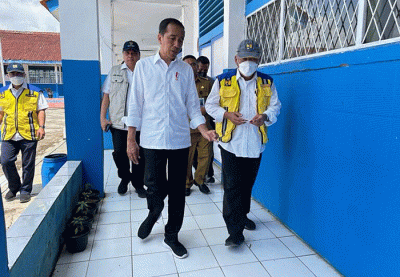 Di luar agenda yang telah ditentukan, Presiden Joko Widodo meninjau SMP Negeri 1 Warungkondang, Kabupaten Cianjur, Jawa Barat, Senin (5/12/2022).