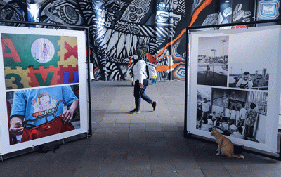 Warga melihat pameran foto Hari Hak Asasi Manusia 2022 di Terowongan Kendal, Jakarta Pusat, Selasa (6/12/2022).