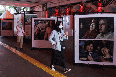 Warga melihat pameran foto Hari Hak Asasi Manusia 2022 di Terowongan Kendal, Jakarta Pusat, Selasa (6/12/2022).
