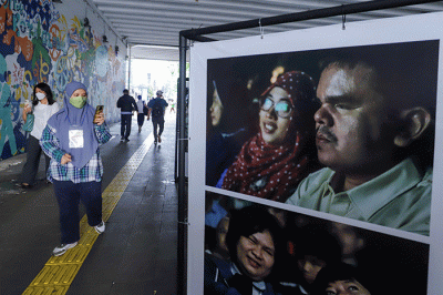 Warga melihat pameran foto Hari Hak Asasi Manusia 2022 di Terowongan Kendal, Jakarta Pusat, Selasa (6/12/2022).