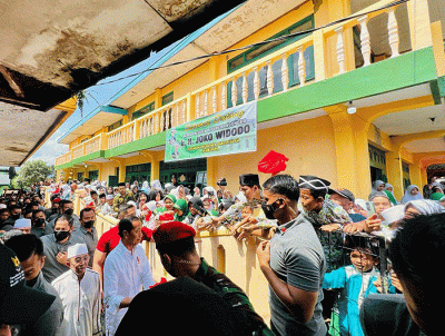 Presiden Joko Widodo meninjau Pondok Pesantren (Ponpes) Darul Falah, Desa Jambudipa, Kecamatan Warungkondang, Kabupaten Cianjur, Senin (5/12/2022).