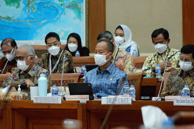 Menteri Perindustrian Agus Gumiwang Kartasasmita mengikuti rapat kerja dengan Komisi VII DPR di Kompleks Parlemen Senayan, Jakarta, Rabu (7/12/2022).