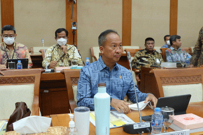 Menteri Perindustrian Agus Gumiwang Kartasasmita mengikuti rapat kerja dengan Komisi VII DPR di Kompleks Parlemen Senayan, Jakarta, Rabu (7/12/2022).