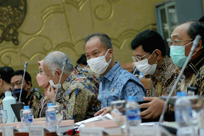 Menteri Perindustrian Agus Gumiwang Kartasasmita mengikuti rapat kerja dengan Komisi VII DPR di Kompleks Parlemen Senayan, Jakarta, Rabu (7/12/2022).