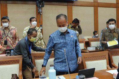 Menteri Perindustrian Agus Gumiwang Kartasasmita mengikuti rapat kerja dengan Komisi VII DPR di Kompleks Parlemen Senayan, Jakarta, Rabu (7/12/2022).