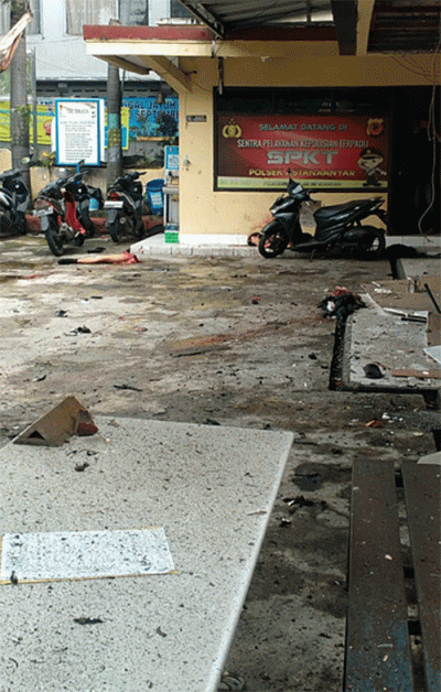 Kondisi Polsek Astana Anyar yang rusak akibat ledakan bom bunuh diri di Bandung, Jawa Barat, Rabu (7/12/2022).