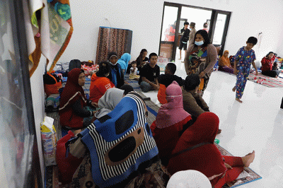 Suasana pengungsian di Gedung Serbaguna Balai Desa Penanggal, Kecamatan Candipuro, Lumajang, Selasa (6/12/2022).