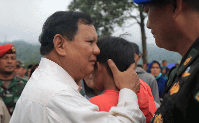 Menteri Pertahanan (Menhan) Prabowo Subianto mengunjungi para korban gempa Cianjur di Pos Dapur Lapangan Kopassus/TNI AD, Rabu (7/12/2022). 