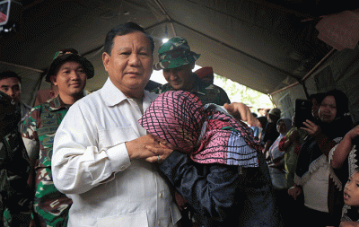 Menteri Pertahanan (Menhan) Prabowo Subianto mengunjungi para korban gempa Cianjur di Pos Dapur Lapangan Kopassus/TNI AD, Rabu (7/12/2022). 