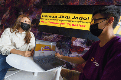 Petugas menghitung uang pecahan rupiah di Jakarta, Rabu (7/12/2022).