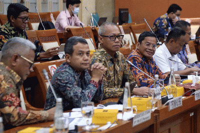Wakil Menteri BUMN I Pahala Nugraha Mansury saat rapat kerja dengan Komisi VI DPR RI di gedung Parlemen Senayan, Jakarta, Rabu (7/12/2022).