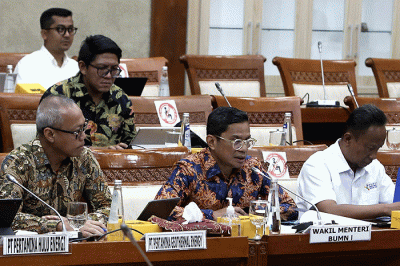 Wakil Menteri BUMN I Pahala Nugraha Mansury saat rapat kerja dengan Komisi VI DPR RI di gedung Parlemen Senayan, Jakarta, Rabu (7/12/2022).