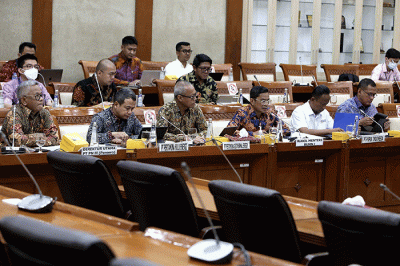 Wakil Menteri BUMN I Pahala Nugraha Mansury saat rapat kerja dengan Komisi VI DPR RI di gedung Parlemen Senayan, Jakarta, Rabu (7/12/2022).