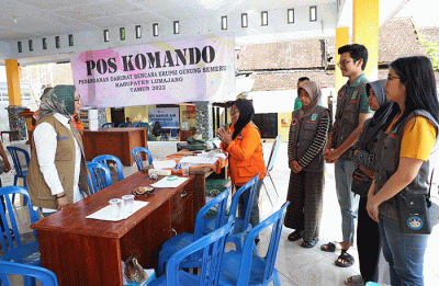 Deputi Bidang Pencegahan BNPB Prasinta Dewi (kedua kanan) meninjau langsung salah satu desa terdampak di Desa Kajar Kuning.