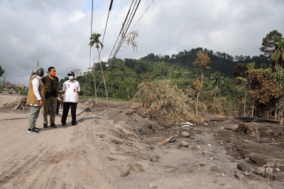 Deputi Bidang Pencegahan BNPB Prasinta Dewi (kedua kanan) meninjau langsung salah satu desa terdampak di Desa Kajar Kuning.