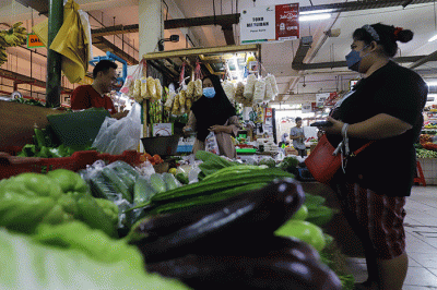 Suasana aktivitas jual beli di Pasar Santa, Jakarta Selatan, Kamis (8/12/2022).