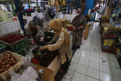 Suasana aktivitas jual beli di Pasar Santa, Jakarta Selatan, Kamis (8/12/2022).