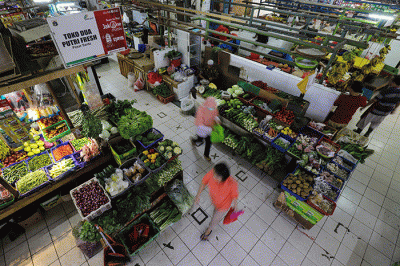 Suasana aktivitas jual beli di Pasar Santa, Jakarta Selatan, Kamis (8/12/2022).