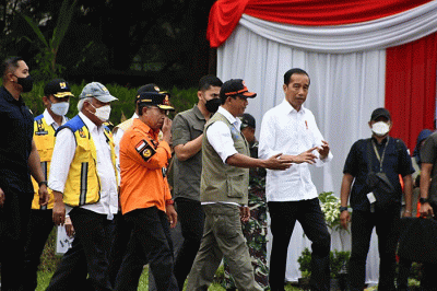 Presiden Joko Widodo menyerahkan bantuan berupa Dana Stimulan kepada warga terdampak gempa bumi M 5,6 Cianjur di Batalyon Rider 300, Cianjur, Jawa Barat.