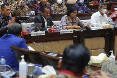 Rapat kerja dengan Komisi XI DPR di Kompleks Parlemen Senayan, Jakarta, Kamis (8/12/2022). 