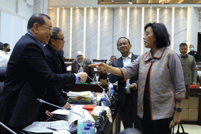 Rapat kerja dengan Komisi XI DPR di Kompleks Parlemen Senayan, Jakarta, Kamis (8/12/2022). 