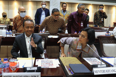Rapat kerja dengan Komisi XI DPR di Kompleks Parlemen Senayan, Jakarta, Kamis (8/12/2022). 