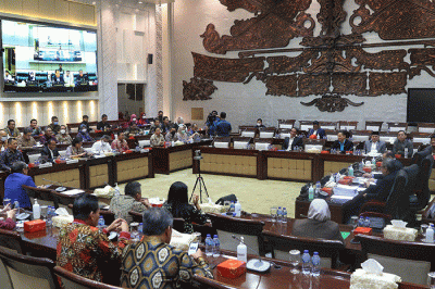 Rapat kerja dengan Komisi XI DPR di Kompleks Parlemen Senayan, Jakarta, Kamis (8/12/2022). 