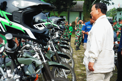Menteri Pertahanan Prabowo Subianto menyerahkan bantuan sepeda motor untuk Babinsa dalam bertugas membantu masyarakat korban bencana gempa Cianjur.