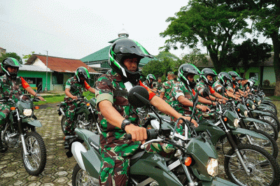 Menteri Pertahanan Prabowo Subianto menyerahkan bantuan sepeda motor untuk Babinsa dalam bertugas membantu masyarakat korban bencana gempa Cianjur.