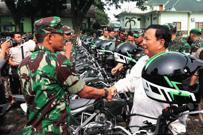 Menteri Pertahanan Prabowo Subianto menyerahkan bantuan sepeda motor untuk Babinsa dalam bertugas membantu masyarakat korban bencana gempa Cianjur.