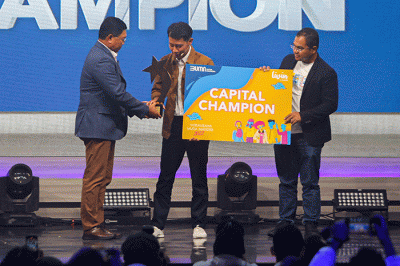 Pemenang Wirausaha Muda Mandiri (WMM) 2022 Indra Purwidiyanto (keempat kanan) saat berfoto bersama dewan juri usai menerima simbolis penghargaan WMM 2022.