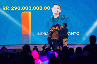 Pemenang Wirausaha Muda Mandiri (WMM) 2022 Indra Purwidiyanto (keempat kanan) saat berfoto bersama dewan juri usai menerima simbolis penghargaan WMM 2022.